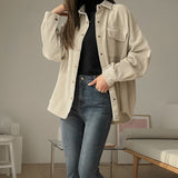 Women wear retro Hong Kong-style corduroy shirts Heritage cosmetics and beauty care