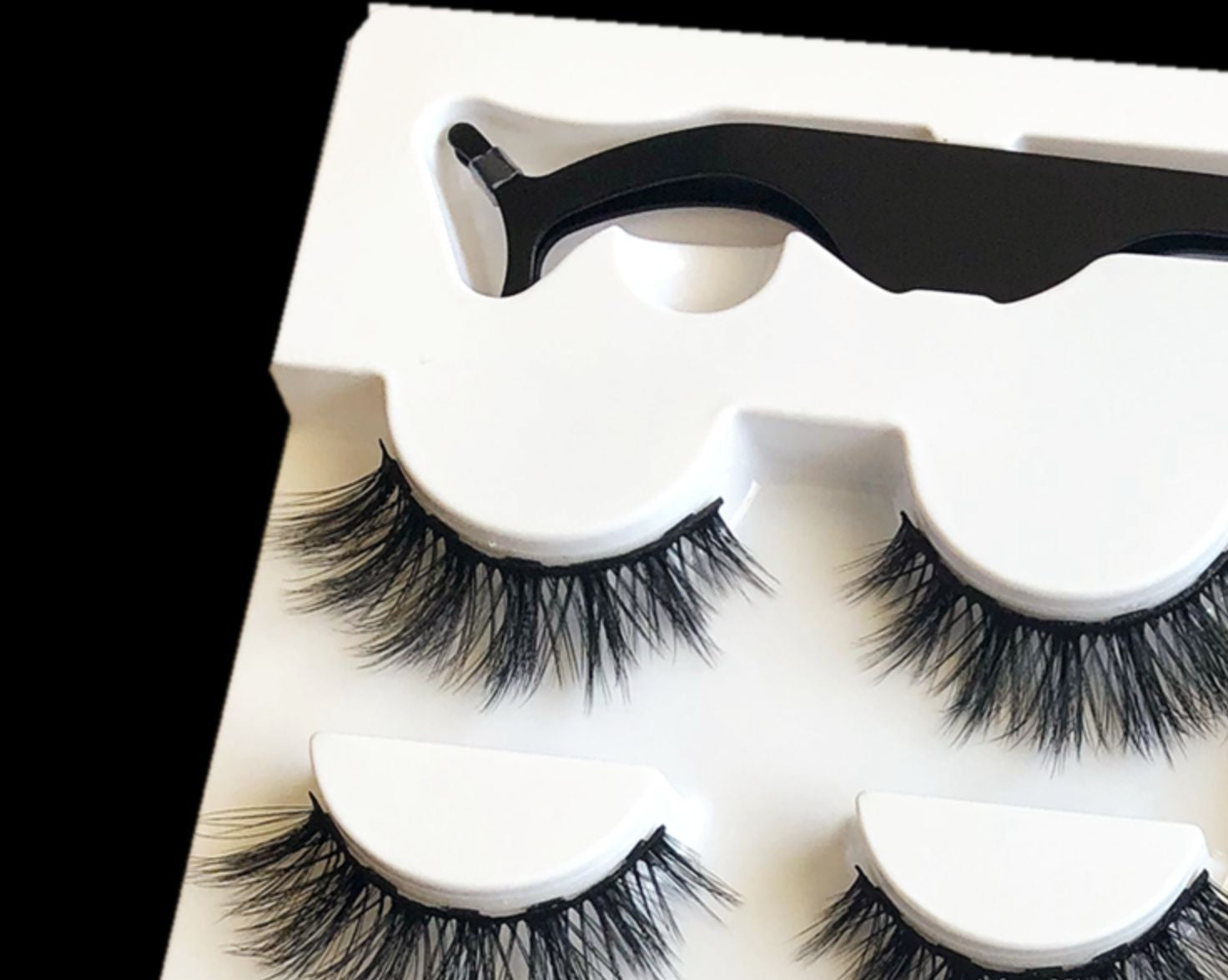 A Pair Of False Eyelashes With Magnets In Fashion - Heritage cosmetics and beauty care